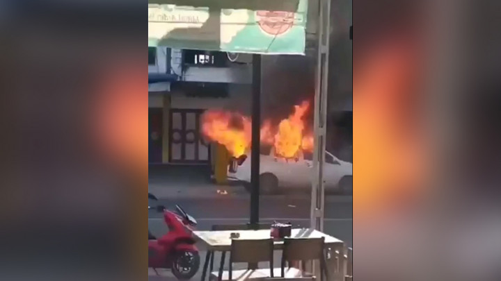 Sebuah Minibus Terbakar Akibatkan Tiga Orang Alami Luka Bakar