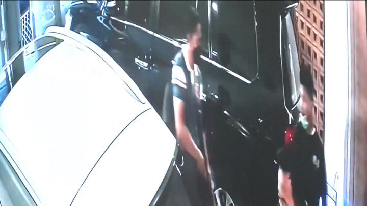 CCTV Rumah Saguling Tampilkan Bharada E Bawa Laras Panjang