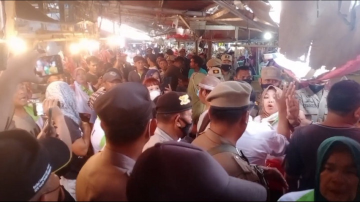 Tolak Relokasi Pasar, Ratusan Pedagang di Bekasi Terlibat Kericuhan dengan Satpol PP