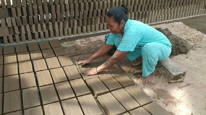 Demi Menghidupi Keluarga, Seorang Nenek di Jombang Menjadi Pembuat Batu Bata