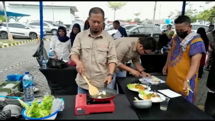 Unik! Meriahkan Hari Ibu, Bapak-Bapak Masak Nasi Goreng