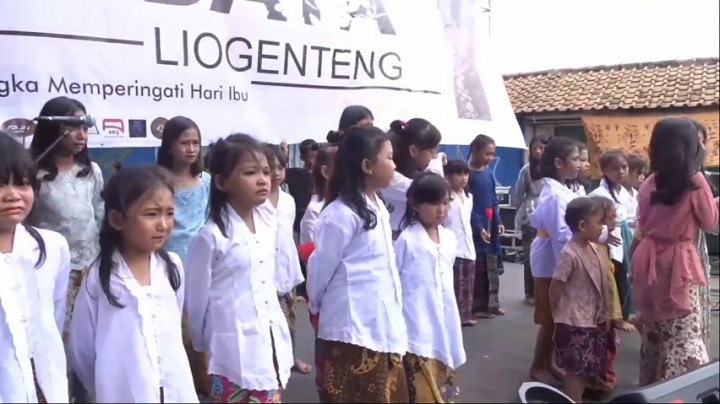 Peringati Hari Ibu, Anak-anak di Bandung Gelar Fashion Show Bertema Kebaya
