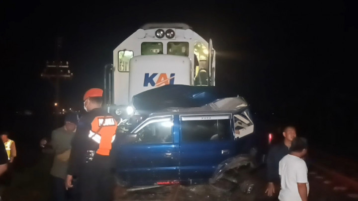 Mobil Tertabrak Kereta di Ngawi, 3 Orang Tewas