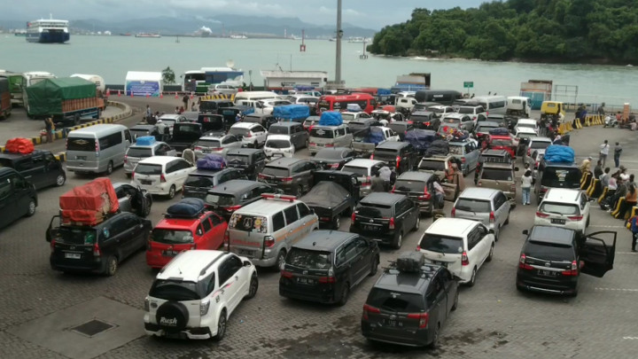 Ratusan Kendaraan Pribadi Padati Pelabuhan Merak Jelang Nataru