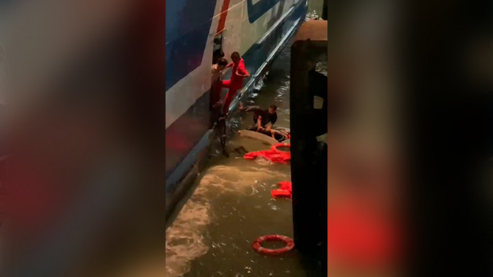Dramatis! Evakuasi Mobil Penumpang Kapal Jatuh Ke Laut