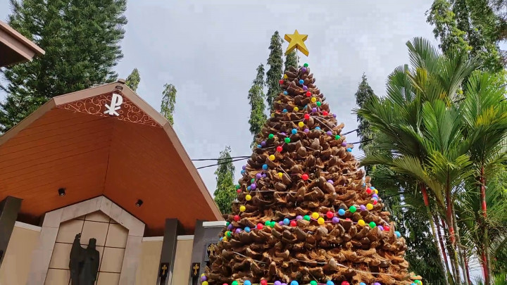 Unik! Gereja Katedral Purwokerto Buat Pohon Natal dari Sabut Kelapa