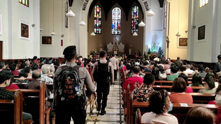 Antisipasi Ancaman Teror, Tim Gegana Brimob Sterilisasi Gereja di Bandung