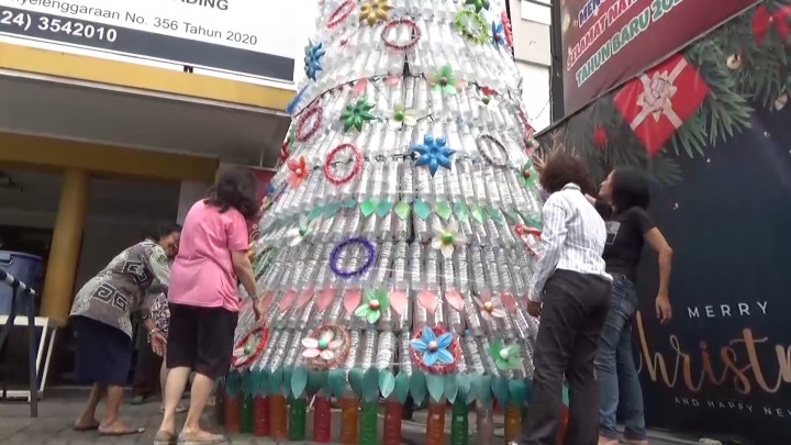 Kreatif, Pohon Natal Setinggi 7 Meter Terbuat dari Sampah Plastik