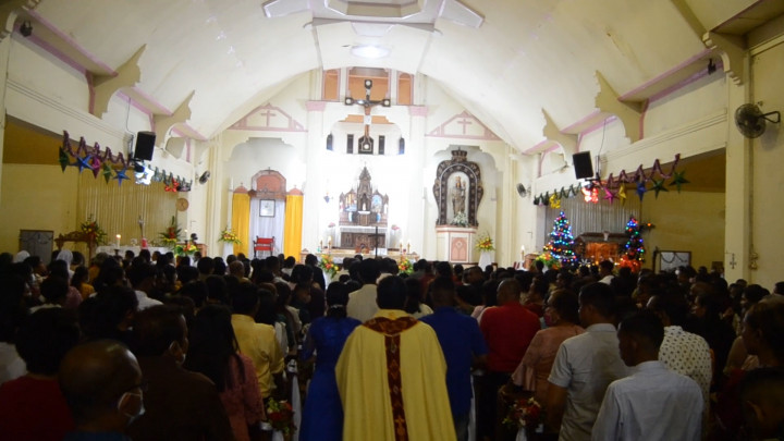 Misa Pertama, Ribuan Umat Padati Katedral Reinha Rosari Larantuka