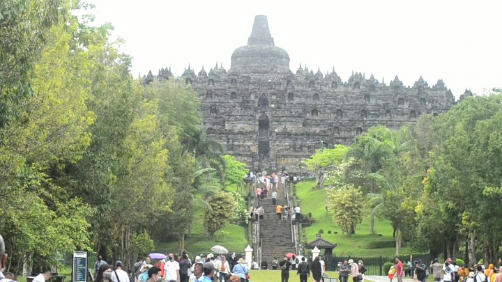 Candi Borobudur Dipadati Puluhan Ribu Wisatawan Saat Libur Nataru