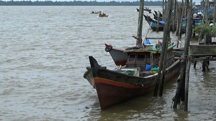 Ombak Tinggi Halangi Nelayan Kabupaten Tanjung Jabung Timur Untuk Melaut