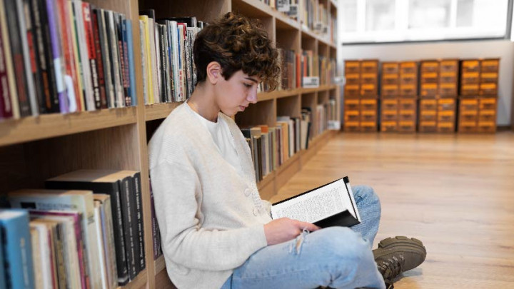 Penting! Ini 6 Manfaat Membaca Buku Sebagai Jendela Ilmu