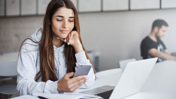 Mengenal Doomscrolling, Kecenderungan Menjelajah Kabar Buruk