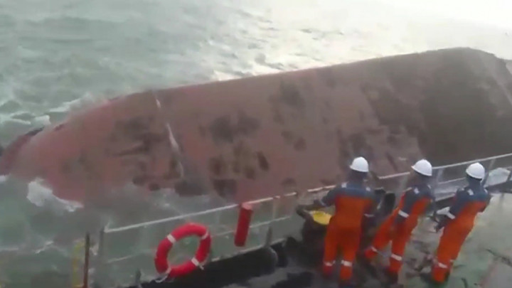 Kapal Batu Bara Tenggelam Akibat Gelombang Tinggi