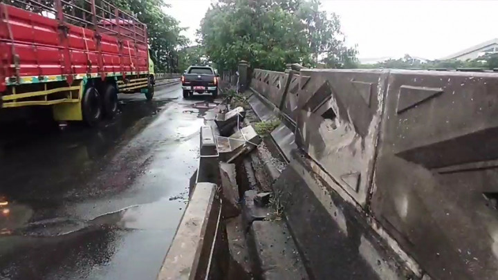 Cuaca Buruk, Beton Pembatas Jembatan di Marunda Nyaris Roboh