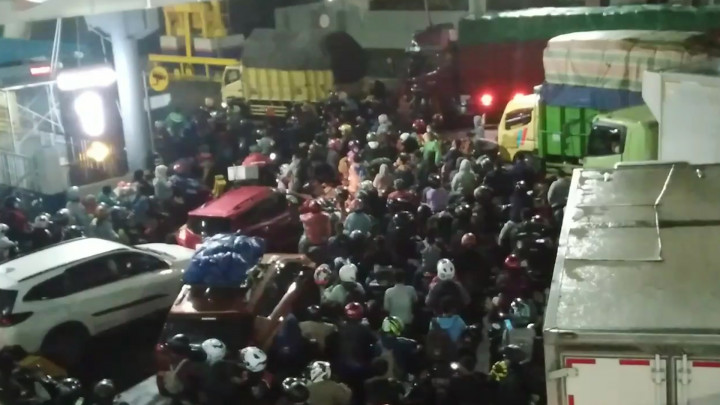 Ribuan Kendaraan Tertahan di Pelabuhan Merak Banten