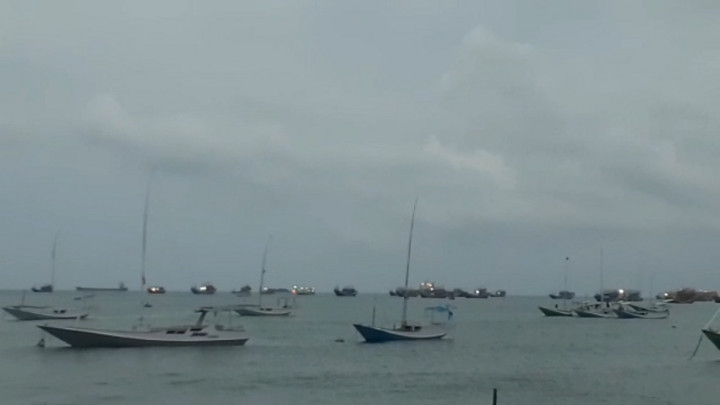 Cuaca Ekstrem di Laut Jawa, 45 Kapal Besar Berlindung di Pulau Bawean