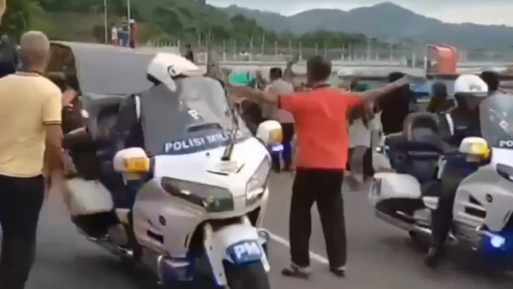 Nekat! Sejumlah Orang Hadang Mobil Presiden Saat Kunjungan Ke Bima