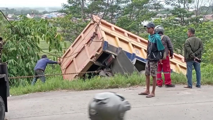 Diduga Sopir Mengantuk, Dump Truk Bermuatan Pasir Terjun Kedalam Jurang di Bandung