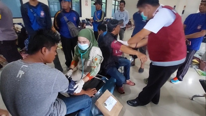 Tertahan Cuaca Buruk di Sumenep, Sejumlah Warga dan Balita Mulai Menderita Sakit