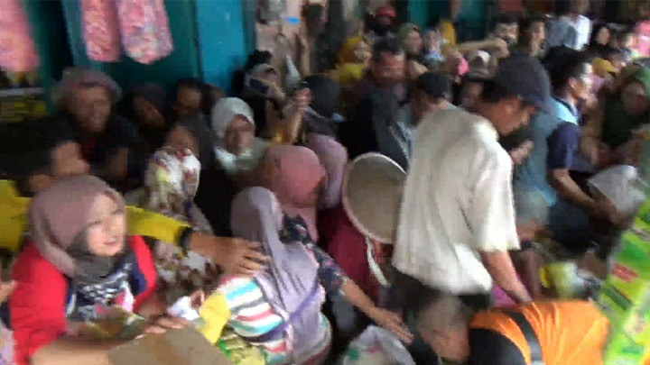Warga Berebut Sembako Gratis Hingga Berdesak-Desakan