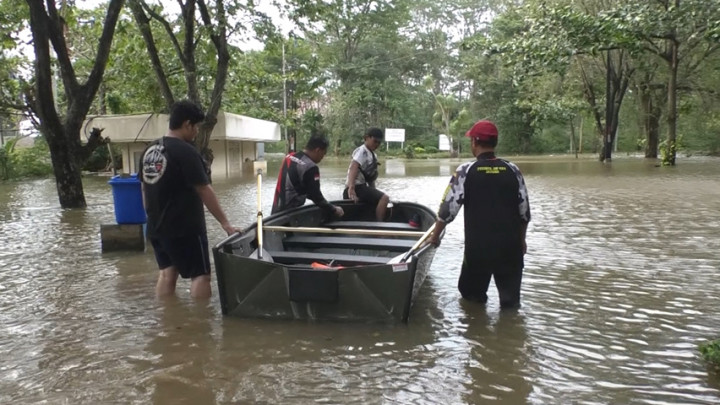 Banjir Rob, Tim Polairud Evakuasi Warga Yang Terjebak