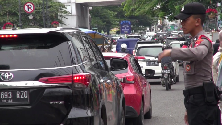 Jelang Malam Pergantian Tahun, Kota Bandung di Padati Kendaraan dan Wisatawan