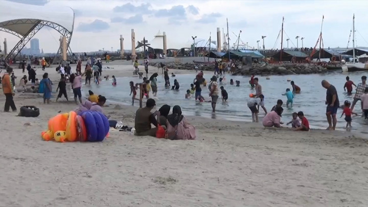 Jelang Pesta Kembang Api, Kawasan Wisata Ancol Ramai Pengunjung