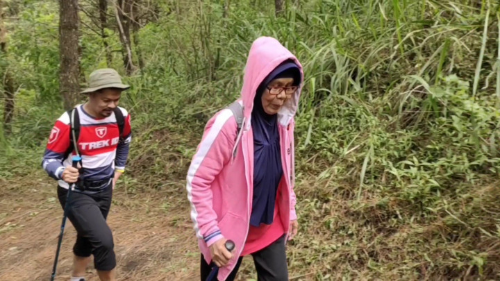 Liburan Tahun Baru, Nenek 74 Tahun Liburan di Puncak Gunung Ciremai
