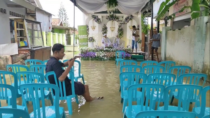 Heboh! Sepasang Kekasih di Sumenep Nekat Gelar Pernikahan di Tengah Banjir