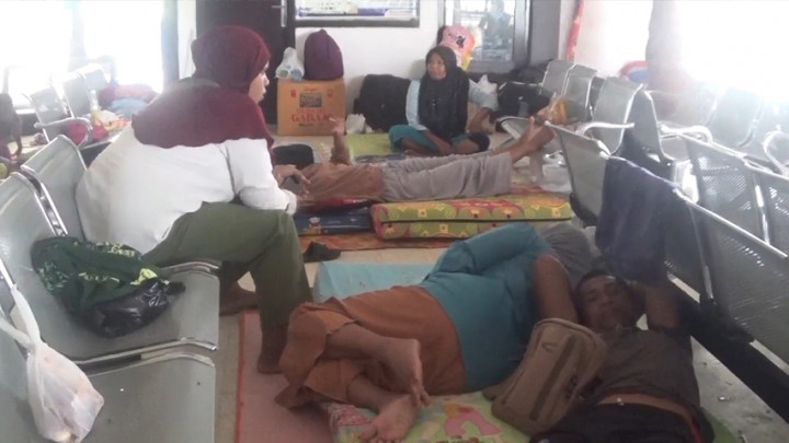 Sepuluh Hari Penumpang Tertahan di Pelabuhan Akibat Cuaca Buruk