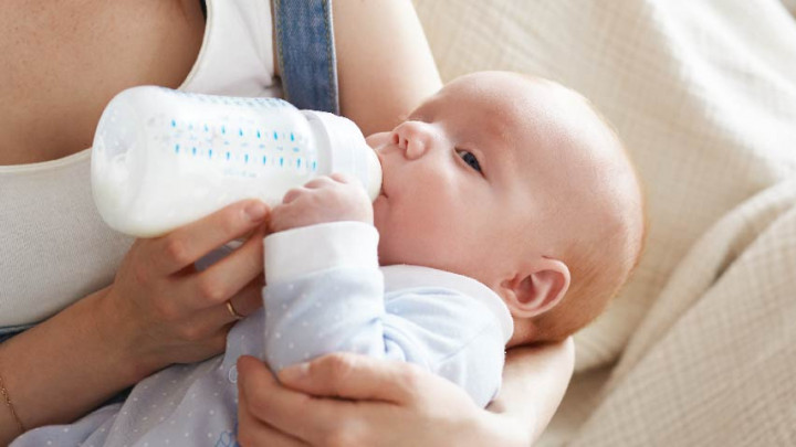 4 Dampak Minum Susu Botol Sebelum Tidur bagi Batita