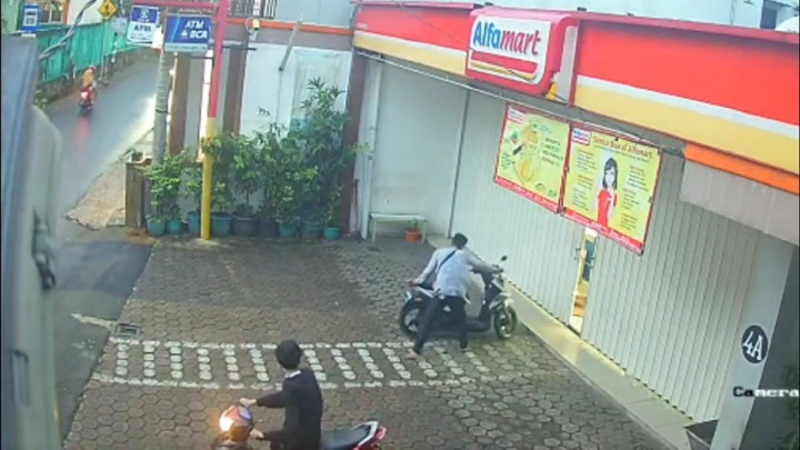 Detik-detik Seorang Karyawati Minimarket Berhasil Gagalkan Pencurian Sepeda Motor