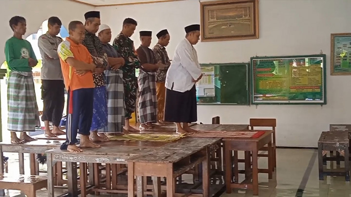 Banjir, Warga Buat Panggung dari Meja Untuk Beribadah