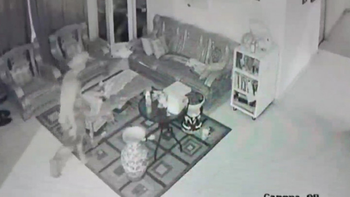 Lupa Kunci Rumah, CCTV Rekam Aksi Pencurian Rumah Mewah