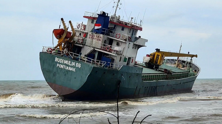 Kapal Muatan Terdampar di Kabupaten Batang Akibat Cuaca Buruk