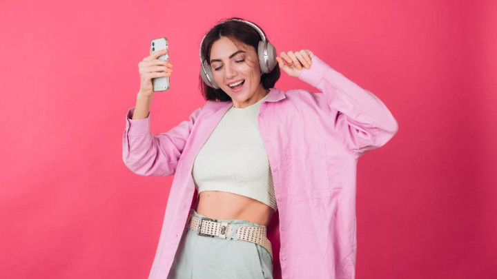 Mudah Dilakukan, Tips Mendengarkan Musik Agar Aman Bagi Telinga