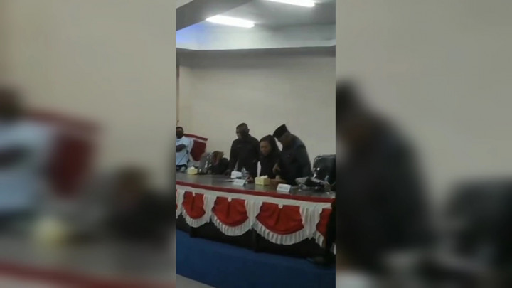 Heboh! Ricuh Sidang DPRD Kab. Alor Akibat Rebutan Palu Pimpinan Sidang