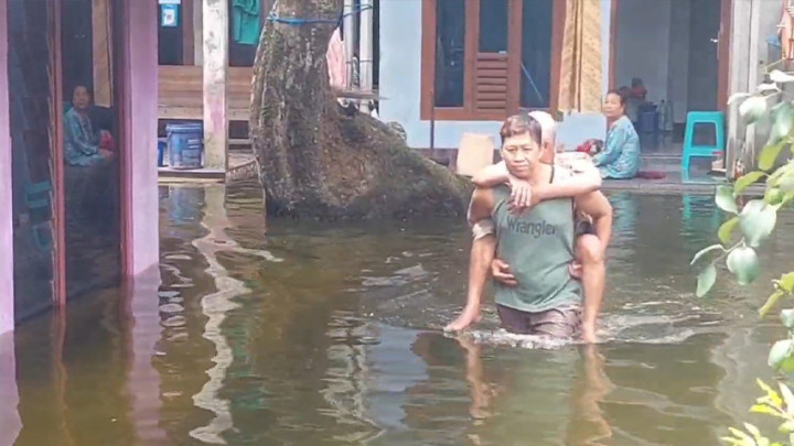 Korban Banjir Gendong Lansia Demi Pengobatan Gratis