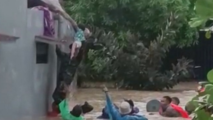 Dramatis! Balita 3 Tahun Dievakuasi dari Atap Rumah saat Banjir di Semarang