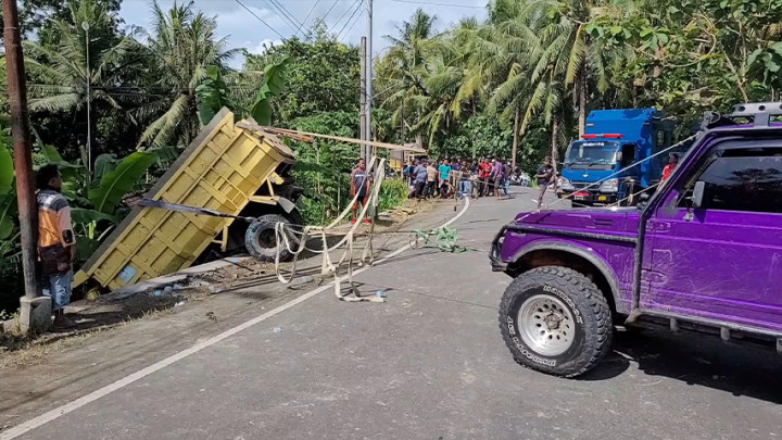 Sebuah Truk Oleng Tabrak Motor dan Jatuh ke Jurang
