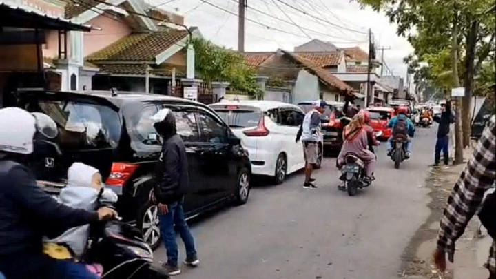Ramai Didatangi Pengunjung, Akses Jalan Menuju Masjid Al Jabbar Macet Total