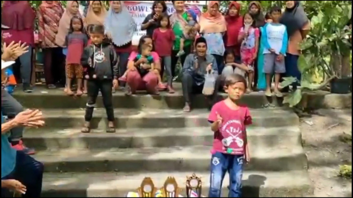 Keseruan Warga Sukoharjo Gelar Lomba Lato-lato