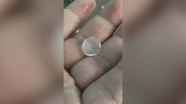 Heboh! Hujan Es di Kota Depok