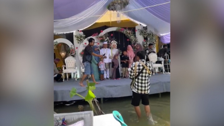Undangan Terlanjur Disebar, Sepasang Kekasih di Pati Gelar Pernikahan di Tengah Banjir