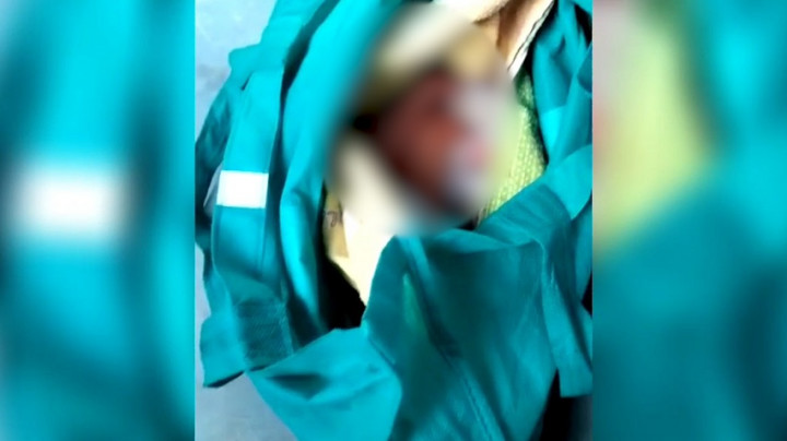Geger! Penemuan Bayi Terbungkus Kain di Dalam Tas Biru depan Klinik Sumenep