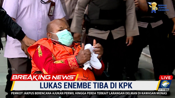 Momen Lukas Enembe Acungan Dua Jempol Saat Tiba di Gedung KPK