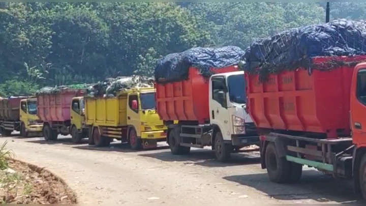 Imbas Jalan Ambles, Antrean Mengular Sepanjang 6 Km di TPA Sarimukti Bandung