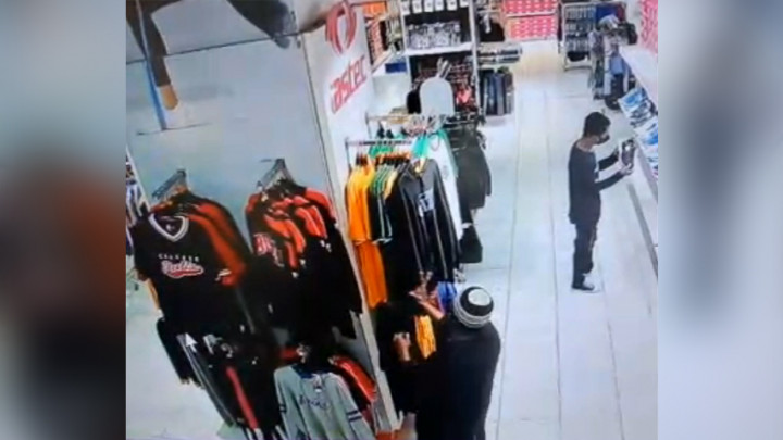 Pencuri Pakaian di Mall Menggunakan Sarung Terekam CCTV