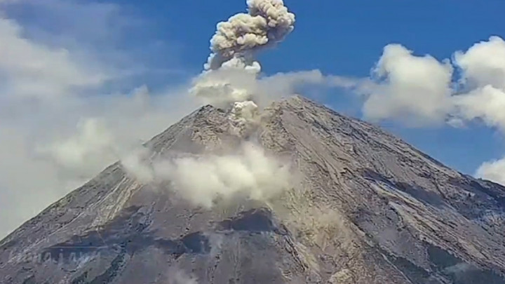 Kembali Erupsi, Gunung Semeru Letuskan Asap Hingga 1 Km